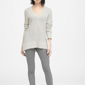 NWT Banana Republic Aire V-Neck Sweater. Light Heather Gray. Petite Medium.